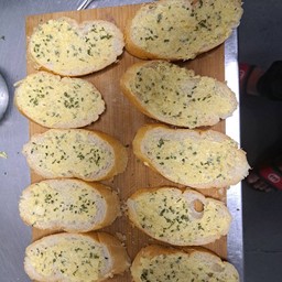 ขนมปังกะเทียม