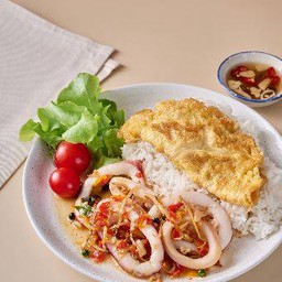 Stir-fried squid with rice and omelette