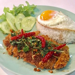 ข้าวไก่กรอบซอสกะเพรา+ไข่ดาว