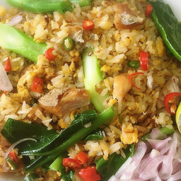 ข้าวผัดคะน้าปลาเค็ม จานเดียว (ปลากุเลา)