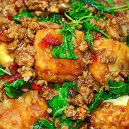 ผัดกระเพราเต้าหู้หมูสับราดข้าว