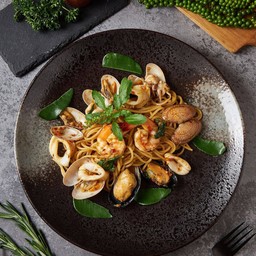 สปาเก็ตตี้ผัดขี้เมาทะเล Spaghetti Thai Style