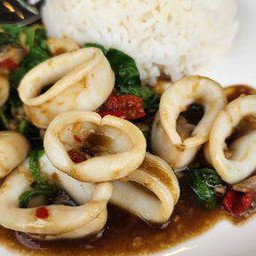 กระเพราปลาหมึกราดข้าว