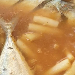 แกงส้มใต้ไหลบัวปลาทู