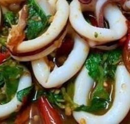 ข้าวผัดกระเพราหน่อไม้ปลาหมึก