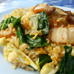 ข้าวผัดหมูกรอบ จานเดียว