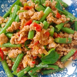 กระเพราหมูสับใส่ถั่วผักยาวราดข้าว