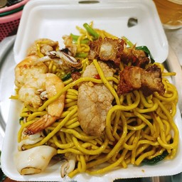 ผัดขี้เมารวมมิตร+หมูกรอบ เส้นโซบะ