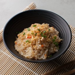 ข้าวผัดกระเทียม-GARLIC FRIED RICE