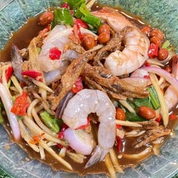 ยำมะม่วงปลากรอบกุ้งสุก