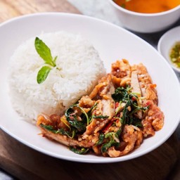 ข้าวกะเพราไก่ทอด