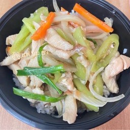 ผัดพริกหยวกราดข้าว