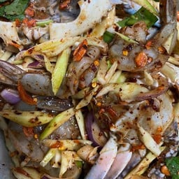 ยำมะม่วงปูม้ากุ้งสด