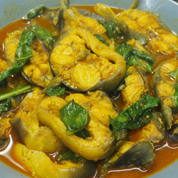 ปลาดุกผัดกะทิใบยี่หร้า