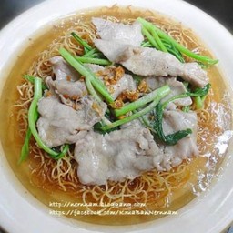 ราดหน้าเส้นมาม่า หมูหมัก