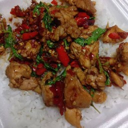 ผัดกระเพราหมูสับหมูยอราดข้าว