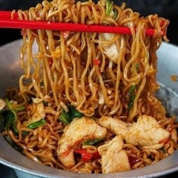 มาม่าผัดกะเพราไก่