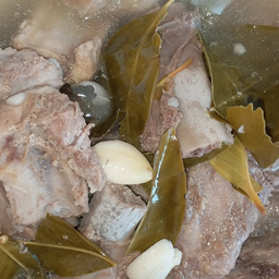 กระดูกหมูต้มใบชะมวง