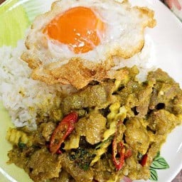 ข้าวราดแกงเขียวหวานผัดแห้ง