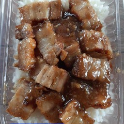 หมูกรอบกระเทียม ราดข้าว