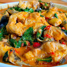 ผัดเผ็ดปลาดุกใบยี่หร้า