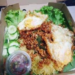 บะหมี่กระเพรา + ไข่ดาว (บิ๊กไซส์)