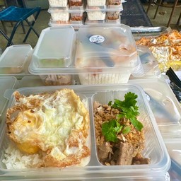 ไก่กระเทียมราดข้าว
