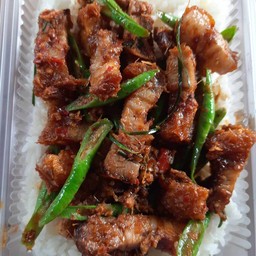 พริกแกงหมูกรอบราดข้าว