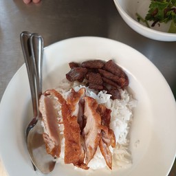 ข้าวไก่ทอด+เนื้อทอดแถมน้ำพริกกะปิและผักสด