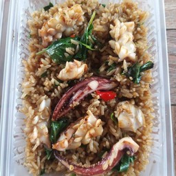 ข้าวผัดกะเพราคลุก ปลาหมึก