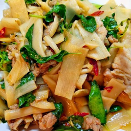 หมูสามชั้นผัดพริกสดหน่อไม้ดอง