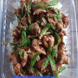พริกแกงหมูชิ้น ราดข้าว