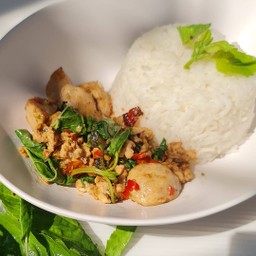 ข้าวกะเพราลูกชิ้น