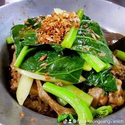 ปีกขาเนื้อเป็ดตุ๋นอบยอดผัก