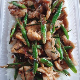 พริกแกงไก่ ราดข้าว