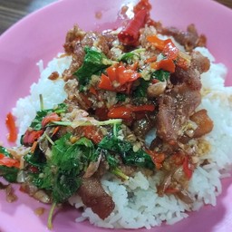 ข้าวราดกระเพราหมูทอด