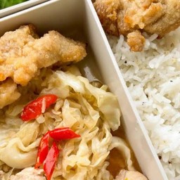 ข้าวไก่กรอบกะหล่ำปลีผัดน้ำปลา