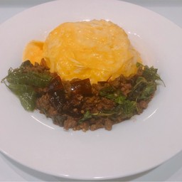 ข้าวกระเพราเนื้อแองกัสไข่ข้น