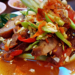 ยำหมูย่างคูโรบูตะ คะน้ากรอบ