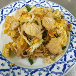 ผัดไทย เส้นจันท์ ธรรม ใส่ไก่ ใส่ไข่