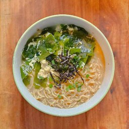 บะหมี่ทงคตสึซุปสาหร่ายวากาเมะไข่ฟู