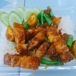 ข้าวผัดพริกแกง(ใต้)หมูกรอบ
