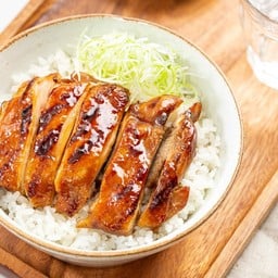 ข้าวหน้าไก่ย่างซีอิ๊วญี่ปุ่น