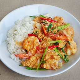 กุ้งผัดผงกะหรี่,ราดข้าว,ไข่ดาว