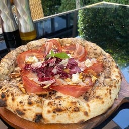 PIZZA CREMA DI TARTUFO NOCI E SPECK