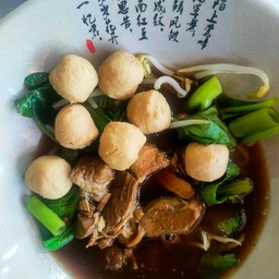 ก๋วยเตี๋ยวน้ำข้นลูกชิ้นล้วน