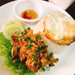 ข้าวไก่ทอดขมิ้น(Turmeric Fried Chicken with Rice)