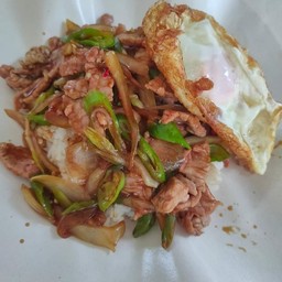 หมูผัดพริกหยวกราดข้าว,ไข่ดาว