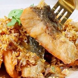 ข้าวปลากระพง ทอดกระเทียม(Fried Sea Bass with Garlic on Rice)