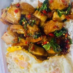 กะเพาถาดหมูกรอบ/หมูสามชั้นสไลด์